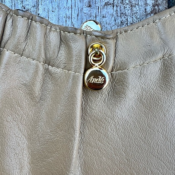 Ande’ vintage taupe leather bag with gold chain strap - Picture 8 of 9